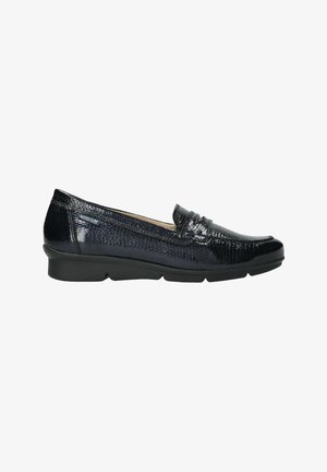Mocassin à enfiler en cuir noir texturé avec petit talon et semelle rembourrée, présentant des détails cousus et une petite étiquette de marque près du talon.