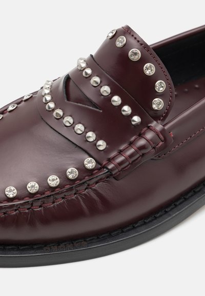 Burgundy läderloafers med metalliska nitar och rhinestones. Har en dekorativ sydd design och en rund tåskoform.