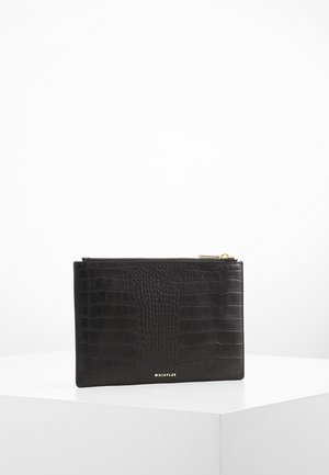 Zwarte krokodillenembossed leren clutch met een ritssluiting aan de bovenkant en gouden logodetail aan de voorkant. Glad oppervlak met een hoekige vorm.