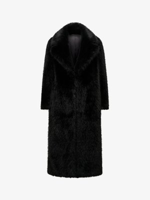 Lang svart faux fur-kåpe med bred krage, glatt tekstur og rett silhuett. Har en ensfarget design uten mønstre eller dekorasjoner.