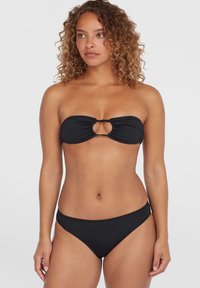 Zwarte bandeau bikini met een centraal keyhole accent, een soepele textuur, een gestructureerde pasvorm en een klassiek hipster onderkant ontwerp.