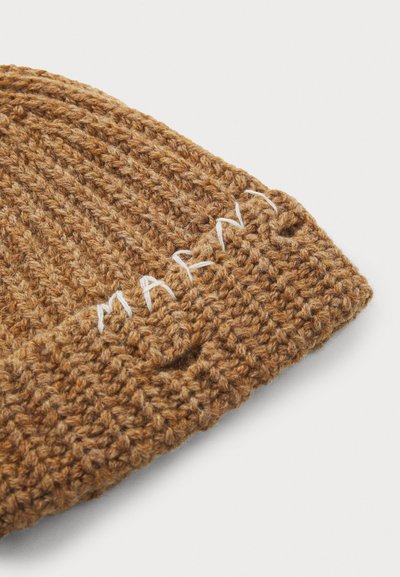 Brun strikket lue laget av tykk garn, med ribbestruktur og brodert "MARNY" i hvitt garn foran.