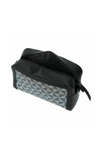 Borsa nera con un frontale a motivo geometrico grigio, chiusura con zip e dettagli in pelle. Design compatto adatto per vari oggetti piccoli.