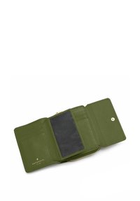 Portefeuille en cuir olive avec une finition texturée, doté d'un emplacement pour carte noire, de plusieurs compartiments et d'une fermeture à pression.