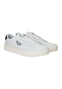 Baskets en cuir blanc avec une finition lisse, dotées d'un accent de talon bleu marine, d'un bout arrondi et d'une semelle en caoutchouc. Comprend des lacets et un détail de logo sur le côté.