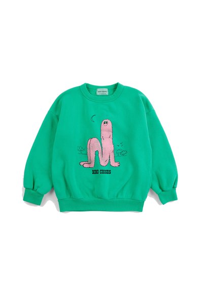 Felpa verde a maniche lunghe con una creatura rosa soffice da cartone animato e piccoli schizzi di albero e luna, etichettata "BOBO CHOSES" sul davanti.