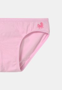 Culotte en coton rose avec une texture lisse, arborant un petit logo de licorne rose vif sur la taille. Design de taille élastique.