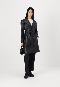 ONLY ONLBINA WRAP COAT - Giacca in similpelle - black