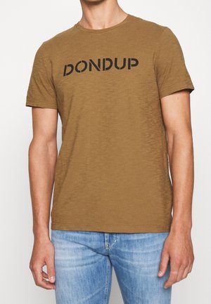 Camiseta de algodón marrón de manga corta, con un logo negro "DON DUP" centrado en el pecho. Textura suave, corte casual.