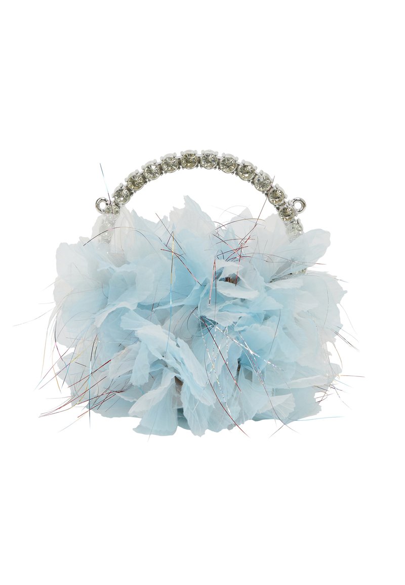Borsa a mano di colore blu chiaro realizzata in morbido tessuto stratificato con fili metallici. Il manico è arricchito da strass trasparenti, che aggiungono un tocco decorativo.