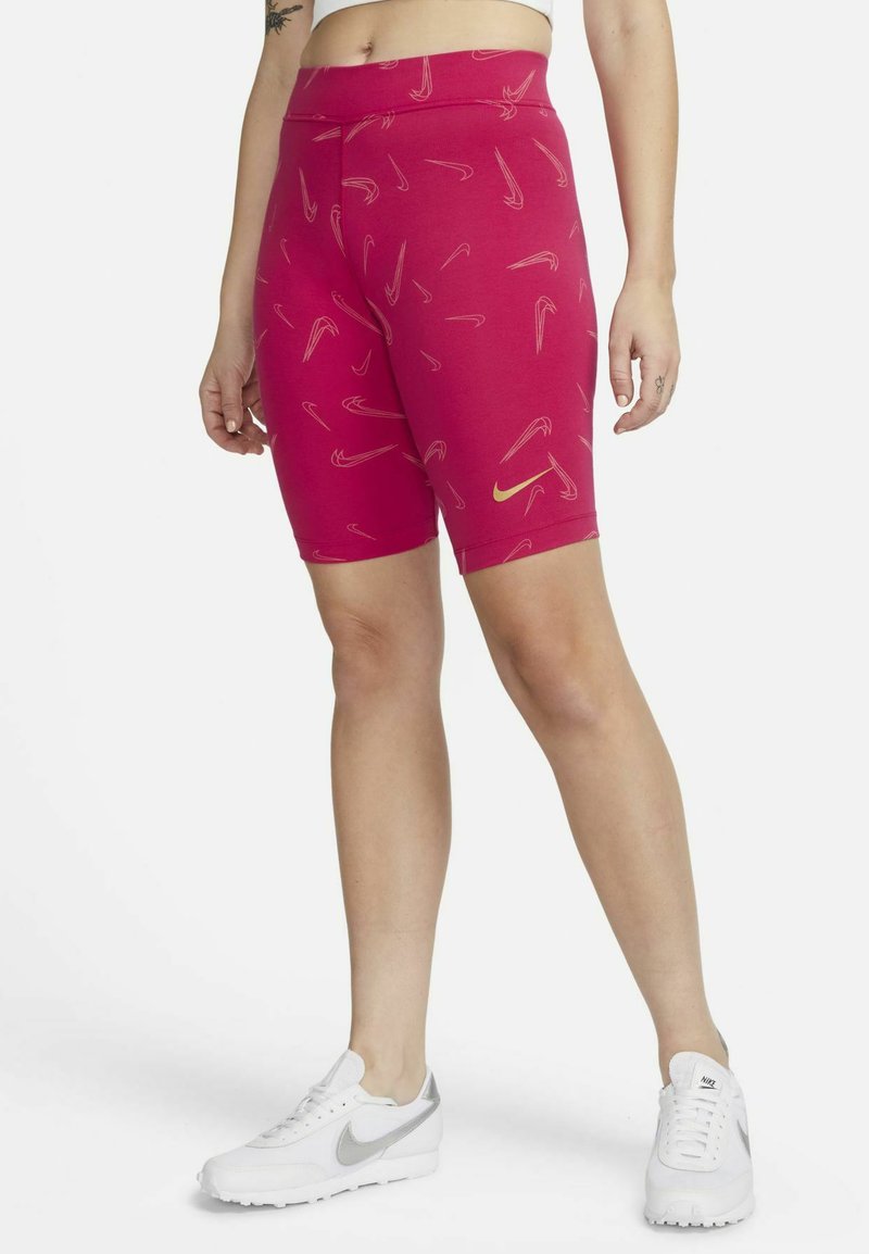 Rožiniai sportiniai šortai su įliemenuota forma ir subtiliu geltonu „swoosh“ raštu. Pagaminti iš tamprios medžiagos, užtikrinančios komfortą ir judrumą.
