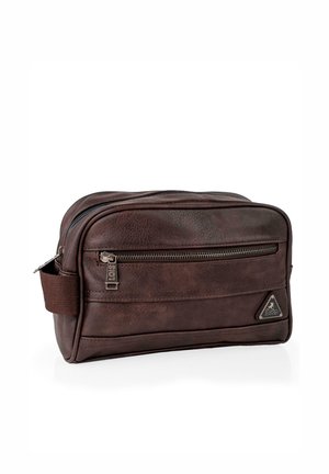 Neceser de cuero marrón con superficie texturizada, un bolsillo frontal con cremallera y un asa lateral. Presenta un parche con el logo y un diseño elegante.