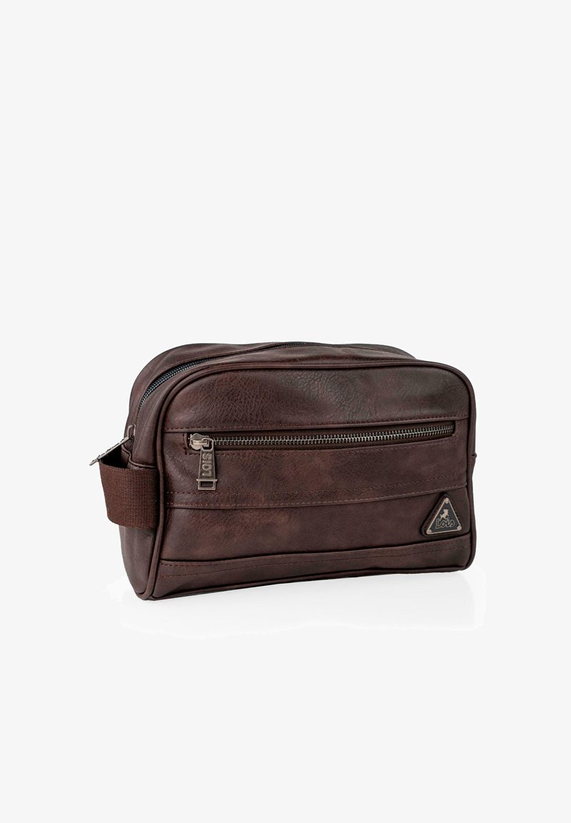 Neceser de cuero marrón con superficie texturizada, un bolsillo frontal con cremallera y un asa lateral. Presenta un parche con el logo y un diseño elegante.