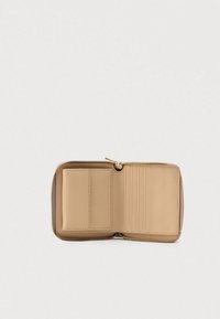 Világosbarna bőrpénztárca cipzáras záródással, belső kártyatartókkal és sima felülettel. Külső díszítések és motívumok nélkül.