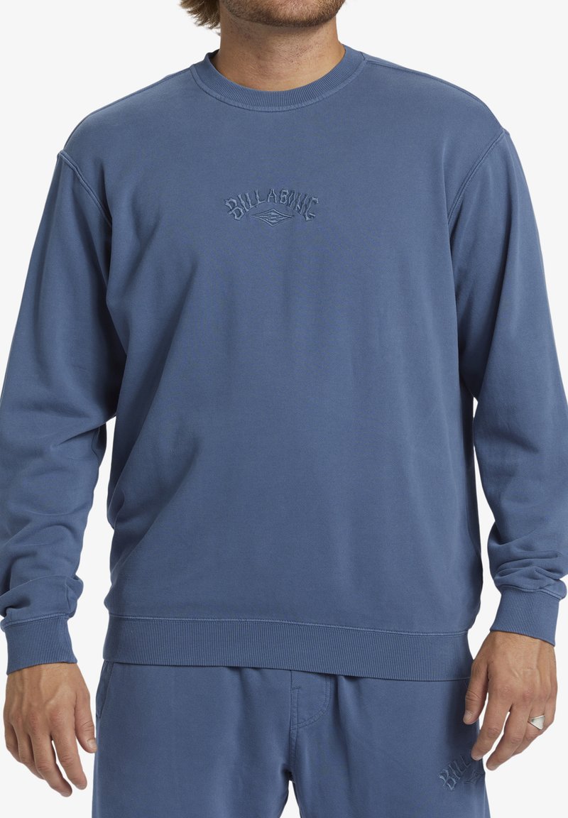 Felpa blu in misto cotone, con collo a giro, polsini e orlo a costine, e logo ricamato sul petto. Texture liscia.