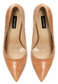 Pumpi z ostrim nosom, svetlo rjave barve z teksturo krokodiljega usnja. Imajo gladko bež notranjost in oznako "NINE WEST" v notranjosti.