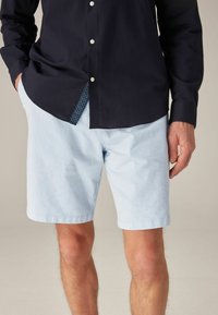 Next STRAIGHT FIT STRETCH CHINO - Šortky - light blue oxford