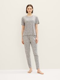 Grå leopardmönstrad pyjamasuppsättning med en kortärmad topp och slim-fit byxor. Materialet verkar mjukt med en slät textur.