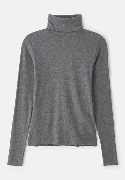 Grå turtleneck genser laget av ribbestrikket stoff, med lange ermer og krage som kan foldes over. Nederste kant er litt ujevn.