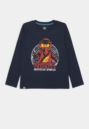 Marineblaues langärmeliges Shirt mit rotem Ninja-Cartoon und dem Text "NINJA MEISTER DES SPINJITZU" auf der Vorderseite.