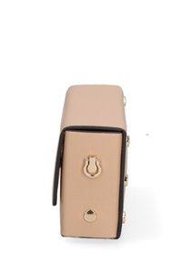 Rectangulaire handtas van zacht beige materiaal met een glanzende afwerking, voorzien van gouden hardware accenten en zwarte randdetails.