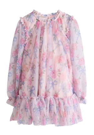 Przezroczysta długa sukienka w różowe kwiaty z falbankowym kołnierzem i obrębem, z niebieską wstążką i zielonym wzorem liści.