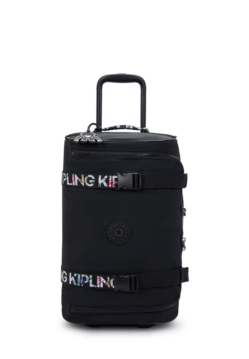 Svart rullväska med teleskophandtag, justerbara remmar med färgglad "Kipling"-text, frontfack med dragkedja och berlock med apa.