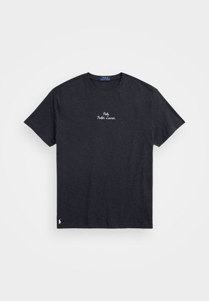 T-shirt gris foncé à col rond et manches courtes avec le texte « Polo Ralph Lauren » sur la poitrine et un petit logo blanc près de l'ourlet inférieur.