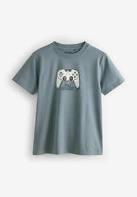 Heleda sinine lühikeste varrukatega T-särk, millel on kujutis videomängu puldist koos tekstiga "Nr 1 Gamers" selle all.  Puuvillane materjal, ümmargune kaelus.
