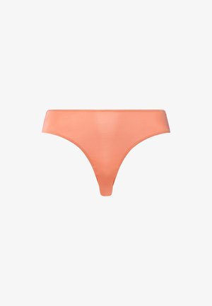 Tanga de mujer sin costuras color coral claro, con tela suave y costuras mínimas.