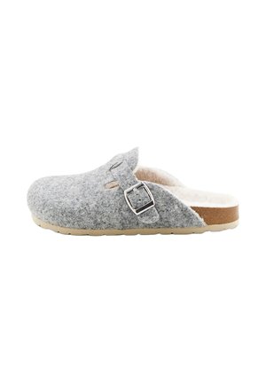 Sabot en feutre gris avec sangle à boucle réglable, semelle en liège rembourrée et doublure en polaire douce, présenté en profil latéral sur fond blanc.