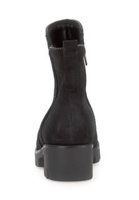Bottines en suède noir avec un talon épais, fermeture éclair sur le côté et couture décorative le long des coutures. Texture lisse et design simple.