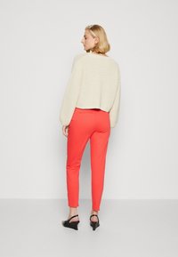 b.young DAYS CIGARET PANTS - Chino hlače - cayenne