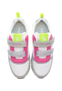 Bílé tenisky s růžovými a šedými akcenty, vybavené suchým zipem, stříbrnými třpytkami a zeleným poutkem na patě.