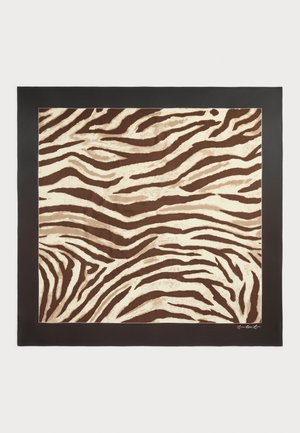 Kvadratisk tørklæde med brune og beige zebra striber og en ensfarvet mørkebrun kant på hvid baggrund.