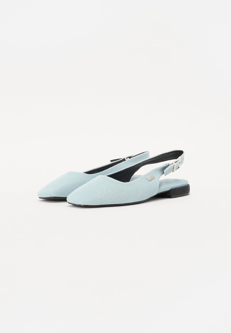 Lichtblauwe slingback ballerina's van textured stof met een spitse neus en een kleine zwarte hak, met een zilveren gespaccent.