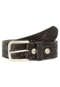 Zwarte geweven leren riem met een zilverkleurige metalen gesp, met een textuur op het oppervlak en twee zilveren nagels nabij de gesp.