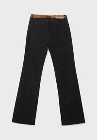 Jean en denim noir avec une ceinture marron, montré de dos, avec deux poches arrière et un patch de marque en cuir sur la ceinture.