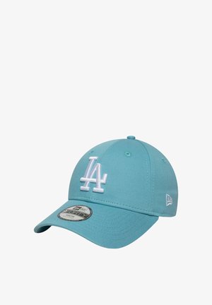 Cappellino da baseball azzurro chiaro in cotone, con il logo "LA" ricamato in bianco sul davanti e una visiera curva. Cinghia regolabile sul retro.