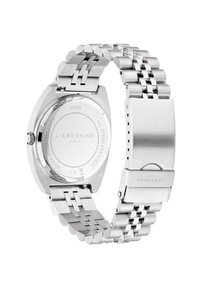 Edelstahlarmbanduhr mit silberner Armbanduhr, runder Gehäuseform und minimalistischen Design. Sie verfügt über eine glatte, polierte Oberfläche und einen Sicherheitsverschluss.