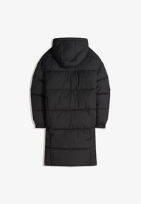 Cămașă neagră cu umplutură, cu glugă, având un design matlasat, mâneci lungi și manșete ribbate. Spatele este fără cusături, iar croiala este de lungime medie.