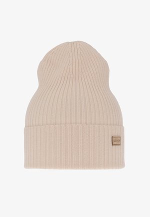 Beige Ribstrick-Mütze mit umgeschlagenem Saum und kleinem rechteckigen Markenpatch auf der Vorderseite.