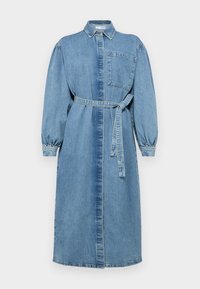 Denim srajčna obleka v svetlo modri barvi z ovratnikom, prevelikimi napihnjenimi rokavi, žepom na prsih in pasom za zavezovanje.