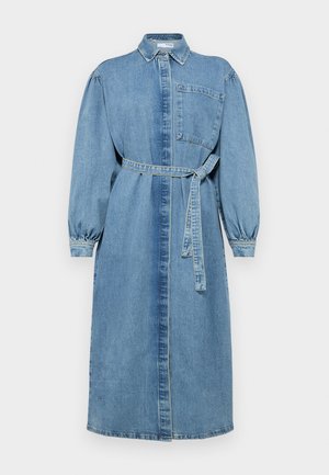 Denimkleid in Hellblau mit einem kragenbesetzten Ausschnitt, übergroßen Puffärmeln, einer Brusttasche und einem Bindegürtel in der Taille.