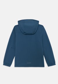 Veste à capuche bleue avec une texture lisse, des poignets élastiques et un logo discret à l'arrière. Design simple, adapté aux activités en plein air.