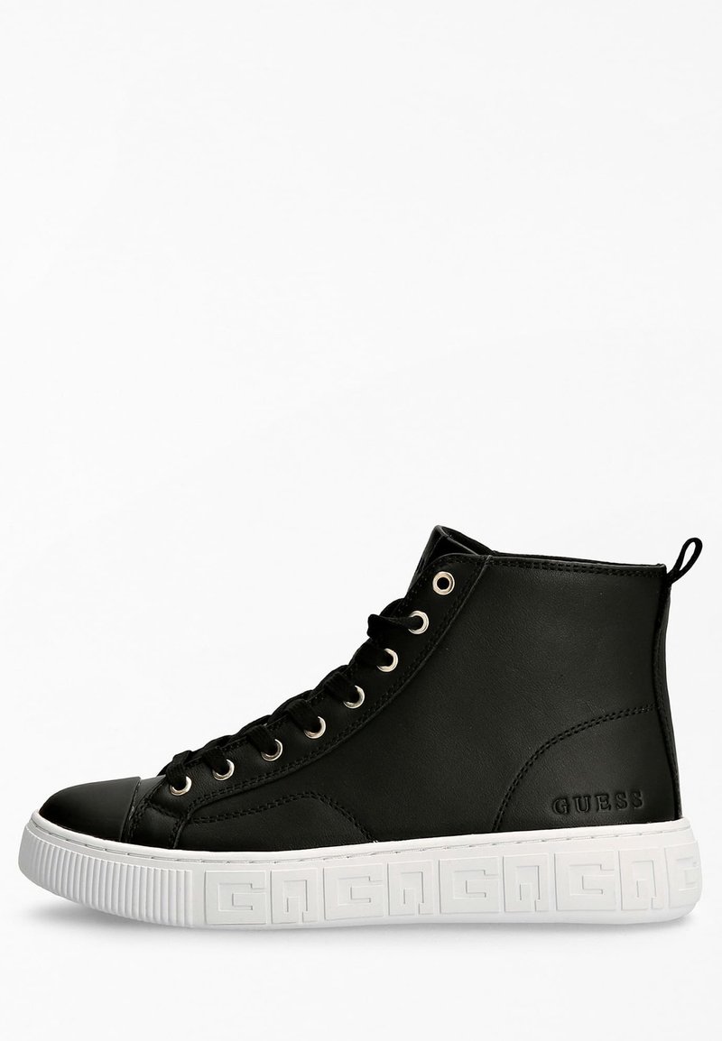 BASKET MONTANTE NOIRE avec semelle blanche texturée, lacets noirs, œillets métalliques et logo "GUESS" embossé sur le côté.