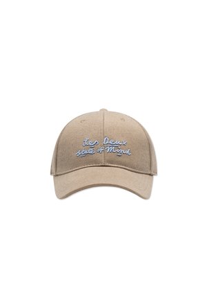 Casquette de baseball beige avec texte brodé blanc "Les Deux state of Mind" sur le devant, sur un fond blanc uni.