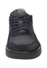 Marineblaue Freizeit-Sneaker mit Wildleder- und perforierten Leder-Einsätzen, Schnürsenkeln, seitlichem Reißverschluss und Gummisohle, Frontalansicht.