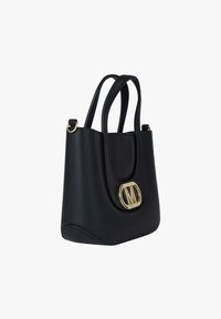 Borsa a mano nera in materiale sintetico con una texture liscia, dotata di due manici e di un dettaglio logo in tonalità oro sulla parte anteriore. Design curvo, interno spazioso.