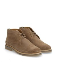 Bottines en daim marron avec des orteils arrondis, un design à lacets et des semelles en caoutchouc cousues. Présente un revêtement intérieur à motifs contrastants.